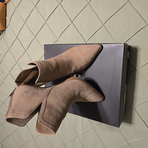 Vince Camuto Pentila booties. Tan suede,  size 8M - Picture 3 of 11